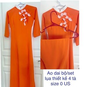 New beautiful Vietnamese Ao dai lụa thiet ke 4 ta bo/set 

size S Vietnam (US 0)
